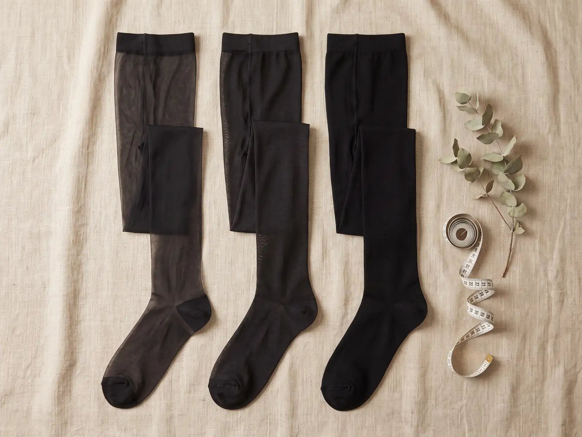 Drei schwarze Strumpfhosen von transparent bis blickdicht nebeneinander, 20, 40 und 70 den