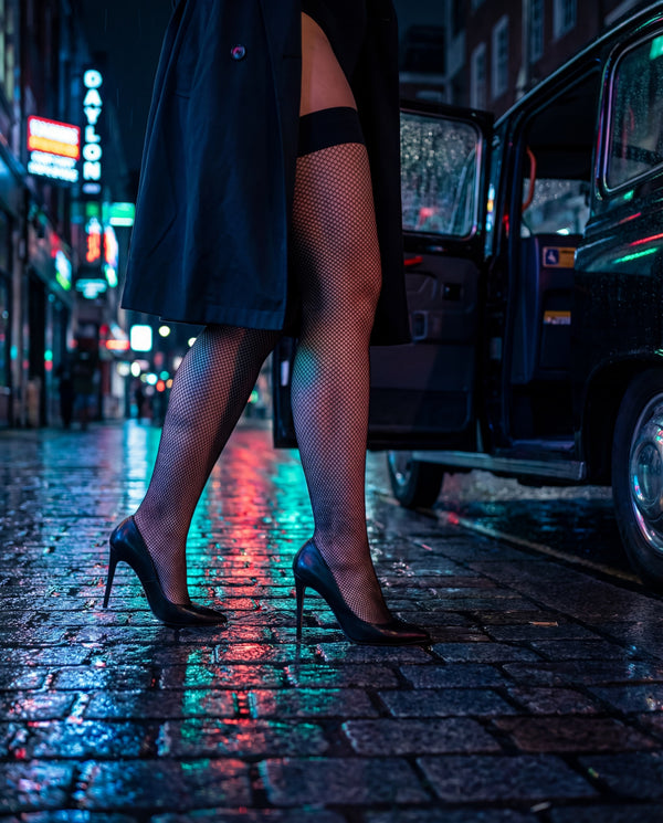 Halterlose Strümpfe Mesh Fine in Schwarz – elegante Passform und feines Netz am Bein eines Models.