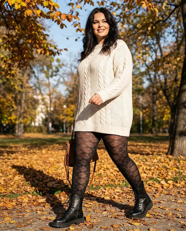 Glamory Argyle 70 blickdichte Strumpfhose in Schwarz mit klassischem Karomuster im schottischen Stil am Bein. Editorial